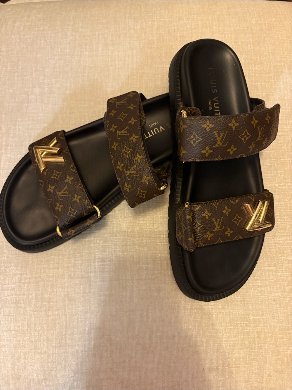 Louis Vuitton women’s sunset flat comfort Sandal. 100% authentic
